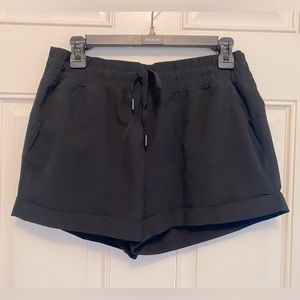 Running shorts with pockets